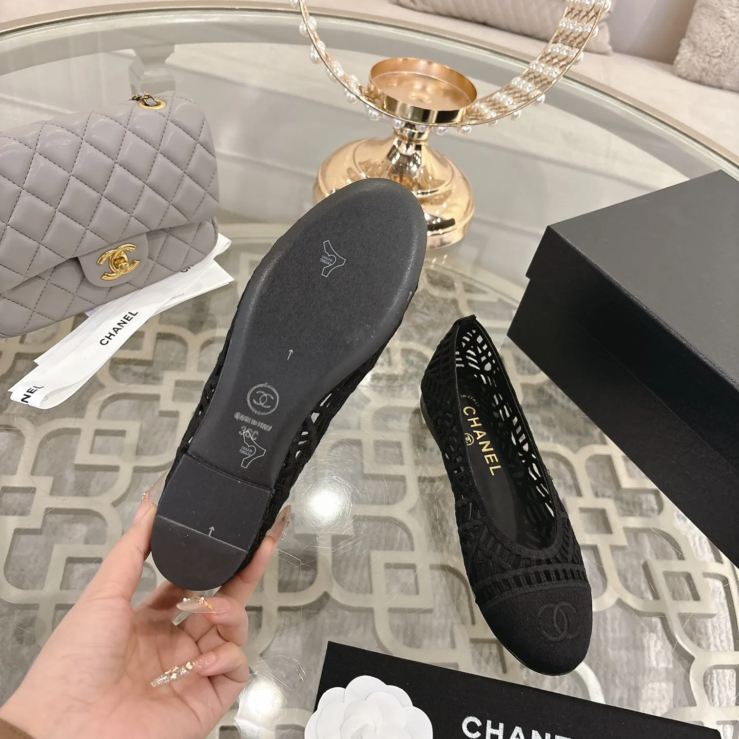 👟👟Ex-factory price 520👟👟 Chanel 25SS finally comes out with woven ballet shoes‼ ️ Shoes worthy of their own article, I have to say that they are finally waiting for you! So elegant and chill. Wear it in the summer to enjoy the breeze and walk on the street. Round square toe design. Cute and cute~ The appearance is super online. When you wear it, you will feel like a wealthy daughter. I thought it was good-looking. Only when I put it on my feet do I know how easy it is to wear~ Upper: Exclusive custom-made mesh (comfortable and breathable) Foot pad: Sheepskin Outsole: Genuine leather sole imported from Italy Size: 35-39 (customized at 40.41.42)